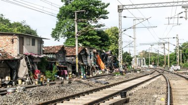 Kalküta, 20 Ağustos 2019 – Yeni Alipore İstasyonu yakınlarındaki Hint tren raylarında bir gecekondu alanı, Kalküta, Hindistan.