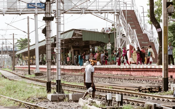 New Alipur, Calcutta, 20 agosto 2019 - Veduta dell'area della stazione ferroviaria sudorientale affollata indiana da lontano. Il sistema ferroviario nazionale indiano è la quarta rete ferroviaria più grande del mondo . — Foto Stock