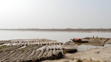 Nadia, Jalangi Riverside, Batı Bengal Ekim 2018 - Gün batımında Hooghly Nehri yan görünümü. Bhagirathi, Churni ve Jalangi nehrin yerel isimleridir. Kırsal Bir Hindistan manzara fotoğrafçılığı.