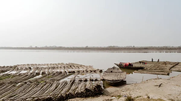 Nadia, Jalangi Riverside, Bengala Occidental Octubre 2018 - Vista lateral del río Hooghly al atardecer. Bhagirathi, Churni y Jalangi son los nombres locales del río. Una India rural paisaje fotografía . — Foto de Stock