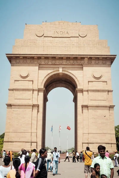 Puerta de la India, Nueva Delhi, India, enero de 2018 Las multitudes se reúnen fuera de la Puerta de la India para ver a la Priyanka Gandhi, hermana de Rahul Gandhi, un político indio y Secretaria General del Congreso de la AICC All India . —  Fotos de Stock