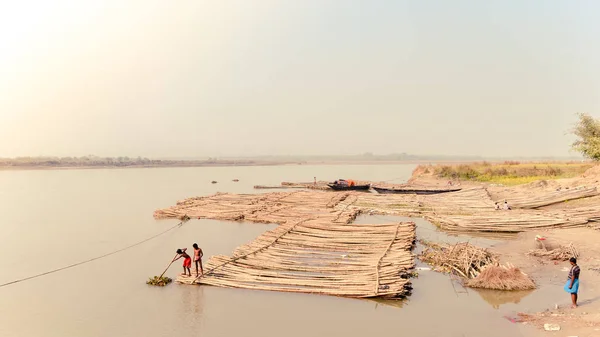 Nadia, Jalangi Riverside, Bengala Occidental Octubre 2018 - Balsa de bambú de pesca en el río Hooghly (nombre local Bhagirathi Churni Jalangi). Un pueblo pesquero indio costero escena que representa la vida rural simple . — Foto de Stock