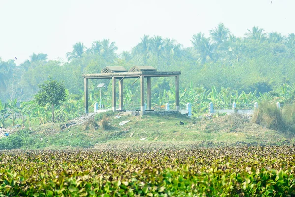 Vista de la sombra del balcón de observación de aves en el humedal del lago Chupir Chor oxbow (río Damodar y Ganges con exuberante tropical de llanuras Gangéticas) en el lugar Purbasthali, Bengala Occidental India en temporada de invierno . —  Fotos de Stock