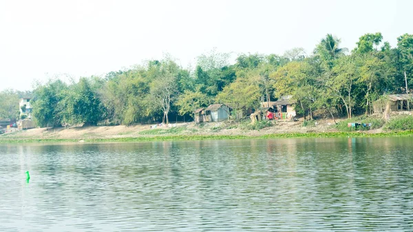 Na břehu řeky (místní název Damodar) se v době západu slunce nachází tropická svěží nížiny Gangetických planin Purbasthali, West Bengal, Indie. Venkovská fotografie krajiny v Indii. — Stock fotografie