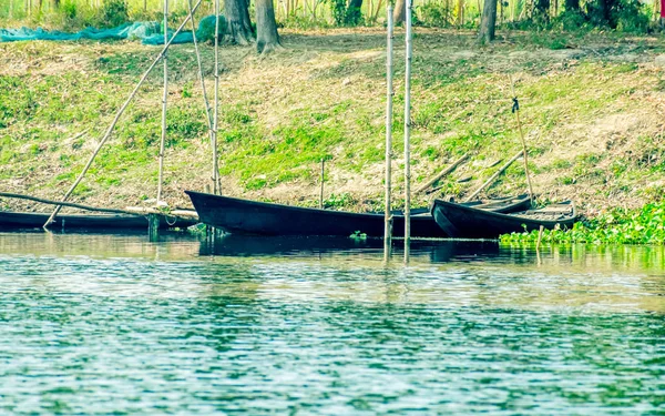 Vogelbeobachtung Ruderboote am Ufer des Feuchtgebiets des Chupir chor oxbow Lake (Damodar und Ganges Fluss mit tropischen üppigen gangetischen Ebenen) in purbasthali Vogelbeobachtung Ort, West Bengal Indien. — Stockfoto