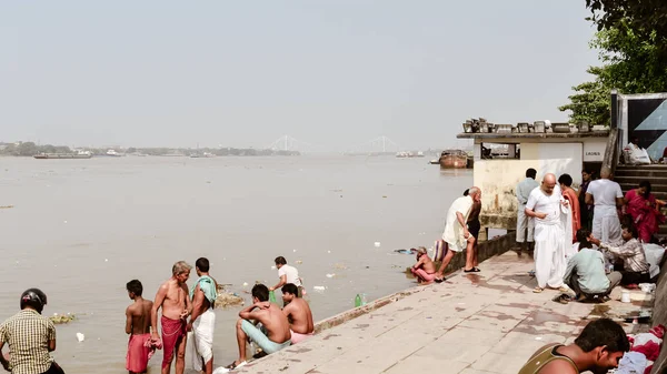 Kolkata, Bengala Occidental, India 15 octubre, 2018 - Vista del patrimonio Prinsep Ghats a lo largo de la orilla del río Hooghly. La gente se reunió en Mahalaya horas antes del festival Durga Puja para tomar un baño holi — Foto de Stock