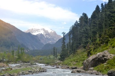 İndus Nehri 'nin bir kolu olan Jhelum Nehri, Büyük Himalayalar ve Pir Panjal Dağları ile çevrili Kaşmir Vadisi' nden geçer. Jammu ve Kashmir, Hindistan. Doğa Manzarası arkaplan manzarası.