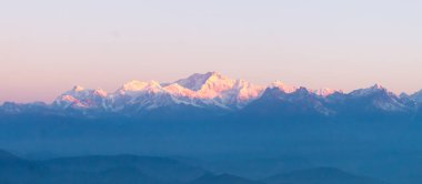 Tiger Hill 'den ilk gün doğumunda Kanchendzonga Dağı' nın görkemli manzarası. Güneşin ilk ışığı dağları vurdu. Doğada güzel bir gün başlıyor. Darjeeling, Sikkim, Hindistan