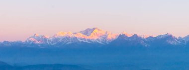 Tiger Hill 'den ilk gün doğumunda Kanchendzonga Dağı' nın görkemli manzarası. Güneşin ilk ışığı dağları vurdu. Doğada güzel bir gün başlıyor. Darjeeling, Sikkim, Hindistan