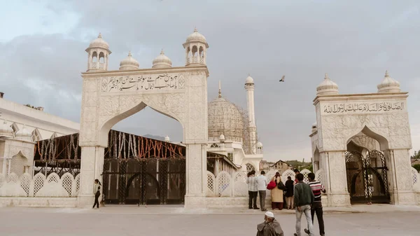 Der hazratbal-schrein, srinagar, jammu und kashmir, indien mai 2018 - blick auf hazratbal-schrein (majestätischer ort) ist ein muslimischer schrein in hazratbal, srinagar, jammu und kashmir, indien. — Stockfoto