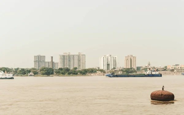 Paisaje vista de Calcuta (Bengalí Kalikata) capital de la ciudad de Bengala Occidental, en la orilla este Hooghly River (canal principal Ganges / Ganga) Bahía de Bengala. Calcuta es una ciudad de tierra, río, agua y mar. Una domina — Foto de Stock