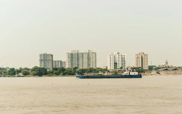 Paisaje vista de Calcuta (Bengalí Kalikata) capital de la ciudad de Bengala Occidental, en la orilla este Hooghly River (canal principal Ganges / Ganga) Bahía de Bengala. Calcuta es una ciudad de tierra, río, agua y mar. Una domina — Foto de Stock