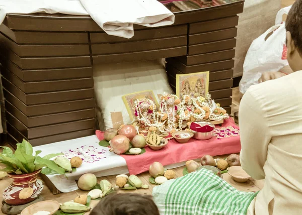 Evde Dhanteres zamanında Diwali Lakshmi Ganesha Puja vidhi (ritüeller) yapan bir işadamının yan görüntüsü. Lakshmi, Hindu zenginlik, servet ve refah tanrıçası..