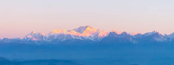 Panorama des majestätischen Mount-Kanchendzonga-Gebirges des Himalaya beim ersten Sonnenaufgang vom Tigerhügel. Der erste Sonnenstrahl traf den Berg und begann einen wunderschönen Tag auf die gesamte Natur ringsum. darjeeling, sikkim, indien — Stockfoto