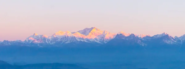 威严的坎钦宗加山壮丽的全景,从虎山初露端倪时的喜玛拉雅山脉. 第一缕阳光照射在高山上，从美丽的一天开始照亮了周围的整个自然。 印度锡金，达尔吉林 — 图库照片