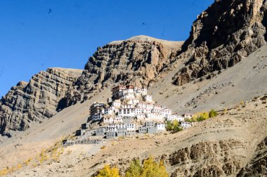 Kye Gompa ya da Tibet Budist manastırı mavi gökyüzü dağının tepesinde. Spiti Vadisi, Himachal Pradesh, Lahaul Hindistan, Güney Asya. Spiti 'nin en büyük manastırı ve Lamas' ın dini merkezi..