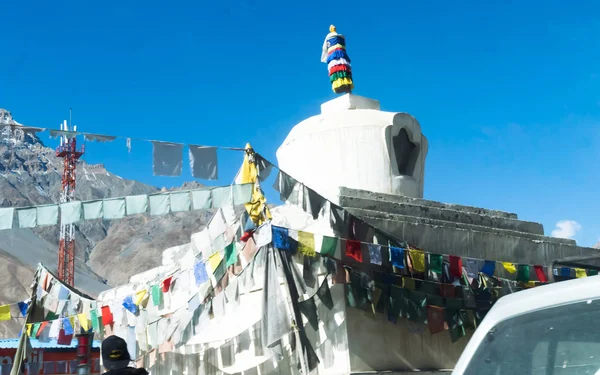 Topo de um pequeno gompa budista (mosteiro) no vale do Lahaul Spiti, Himachal Pradesh, Índia. Alguns mosteiros famosos localizados a meio caminho entre as cidades de Tabo e Kaza são Key, Tabo, Lhalung, Gandhola, Dhankar — Fotografia de Stock