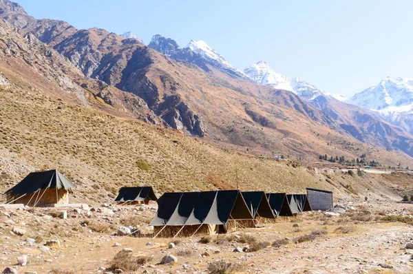 Área de camping ligero mochilero expedición lienzo tiendas instaladas cerca de Himalayas valle del río de montaña en verano para ayudar a los turistas a permanecer cómodos en la naturaleza en la lluvia y el clima frío por la noche . — Foto de Stock