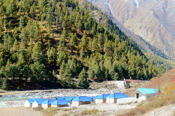 Widok na krajobraz Baspa River Camp obszar w Chitkul - ostatnia wieś na granicy indotybetańskiej. Najlepszy obóz przygodowy w Indiach z Baspa River jest po jednej stronie, a Himalajska góra po drugiej dla eksperta — Zdjęcie stockowe