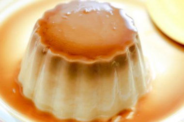 Yumuşak, nemli vanilyalı, çikolatalı pasta, fırında hamur işi, mükemmel bir doğum günü pastası, ev yapımı büyükannenin tarifi..