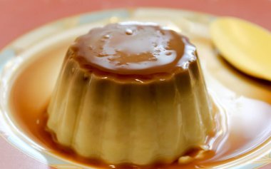 Yumuşak, nemli vanilyalı, çikolatalı pasta, fırında hamur işi, mükemmel bir doğum günü pastası, ev yapımı büyükannenin tarifi..