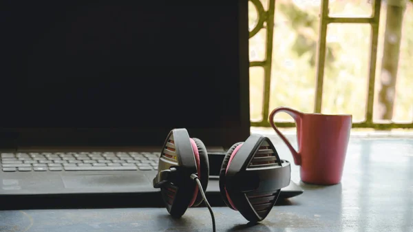 Bilgisayar için Mikrofon Gürültüsü İptal ve Ultrasonik Ses Ayarlayıcı Kulaklık ile taşınabilir Binaural Sound USB kulaklığı, Skype sabahleyin pencere güneşinin yanına dizüstü bilgisayar yerleştirdi. Uzaktan bir fincan kırmızı kahve. Evde kal, evden çalış, R