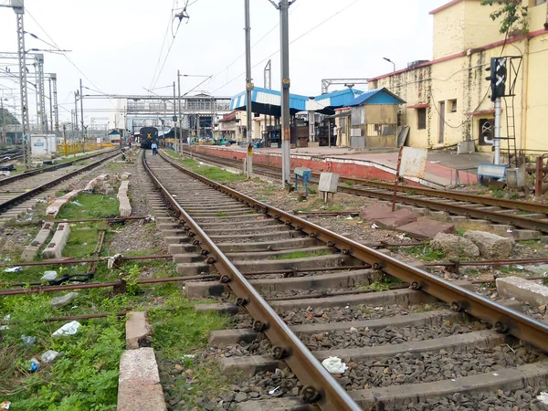 Close Indian Railway Tracks Tampilan Malaikat Rendah Dari Rel Sleepers — Stok Foto