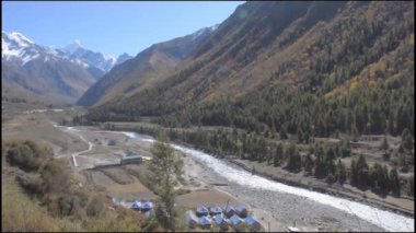 Chitkul Köyü 'nün manzara manzarası, Hindistan' ın Sangla Vadisi 'ndeki son köy noktası -Kinnaur ilçesinde 22 numara, Baspa Nehri Gangotri Vadisi kıyısında Himachal Pradesh