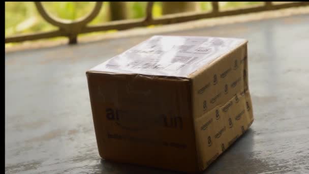 Amazon Prime Dayの配信後に Amazon Primeパッケージボックスがアンパックされます Amazonの配達箱に印刷されたAmazonロゴ コルカタインド南アジア太平洋2020年6月8日 — ストック動画