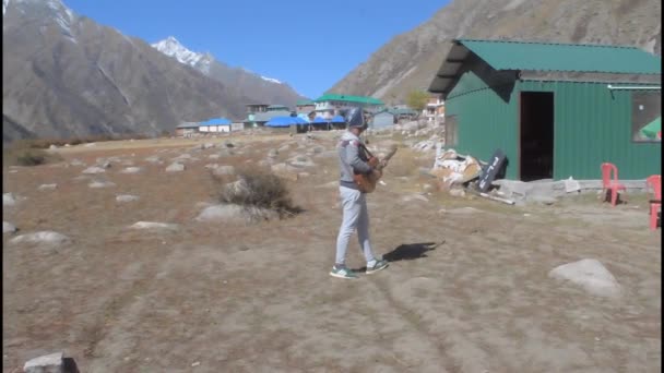 Solo Resenär Hobbyist Musiker Spelar Gitarr Ensam Tystnaden Himalaya Bergsdal — Stockvideo