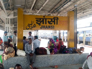 Koronavirüs salgını sırasında Hindistan Demiryolları Platformu 'nda oturan göçmen işçiler, Trenler Saatlerce Geç Kalırken Su ve Yiyecek Bulunamadı. Jhansi, Uttar Pradesh Hindistan Güney Asya Pac Nisan 2020