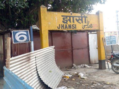 Hint Demiryolları, yolcuların güvenliğini artırmak ve tren seferlerinde güvenliği sağlamak amacıyla tecrit sürecinde yolcu hizmetlerinin askıya alınması sırasında bekleyen bakım işlerini tamamlar. Yaya Üstgeçidi, Rani Laxmi Nagar, Jhansi, Uttar Pradesh Hindistan Güney Asya Pac