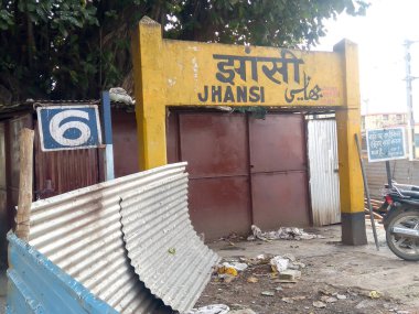 Hint Demiryolları, yolcuların güvenliğini artırmak ve tren seferlerinde güvenliği sağlamak amacıyla tecrit sürecinde yolcu hizmetlerinin askıya alınması sırasında bekleyen bakım işlerini tamamlar. Yaya Üstgeçidi, Rani Laxmi Nagar, Jhansi, Uttar Pradesh Hindistan Güney Asya Pac