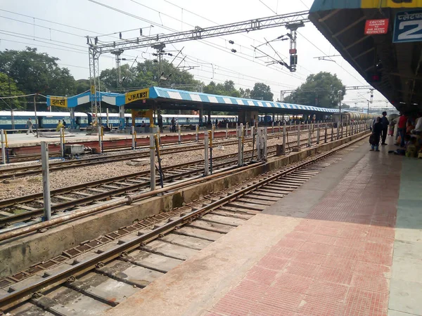 Πλατφόρμες Αδειάζουν Μόνο Λίγα Τρένα Που Κινούνται Στον Ινδικό Σιδηροδρομικό — Φωτογραφία Αρχείου