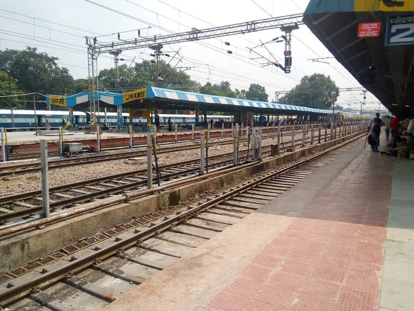 Πλατφόρμες Αδειάζουν Μόνο Λίγα Τρένα Που Κινούνται Στον Ινδικό Σιδηροδρομικό — Φωτογραφία Αρχείου