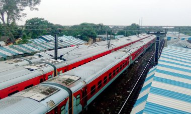 Hindistan Demiryolları 'nın LHB yolcu vagonları korona virüsü hastaları için karantina ve izolasyon koğuşlarına dönüştürüldü. Yüksek melek manzaralı. Mumbai, Merkez Demiryolu, Hindistan, Güney Asya Pac. 15 Mayıs 2020