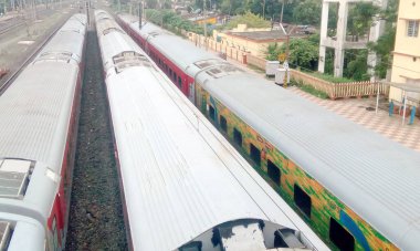 Hindistan Demiryolları 'nın LHB yolcu vagonları korona virüsü hastaları için karantina ve izolasyon koğuşlarına dönüştürüldü. Yüksek melek manzaralı. Mumbai, Merkez Demiryolu, Hindistan, Güney Asya Pac. 15 Mayıs 2020
