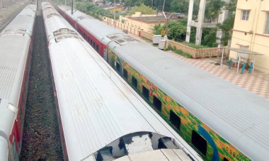 Hindistan Demiryolları 'nın LHB yolcu vagonları korona virüsü hastaları için karantina ve izolasyon koğuşlarına dönüştürüldü. Yüksek melek manzaralı. Mumbai, Merkez Demiryolu, Hindistan, Güney Asya Pac. 15 Mayıs 2020