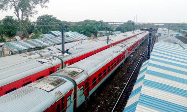 Hindistan Demiryolları 'nın LHB yolcu vagonları korona virüsü hastaları için karantina ve izolasyon koğuşlarına dönüştürüldü. Yüksek melek manzaralı. Mumbai, Merkez Demiryolu, Hindistan, Güney Asya Pac. 15 Mayıs 2020