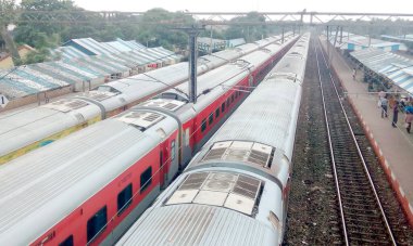 Hindistan Demiryolları 'nın LHB yolcu vagonları korona virüsü hastaları için karantina ve izolasyon koğuşlarına dönüştürüldü. Yüksek melek manzaralı. Mumbai, Merkez Demiryolu, Hindistan, Güney Asya Pac. 15 Mayıs 2020