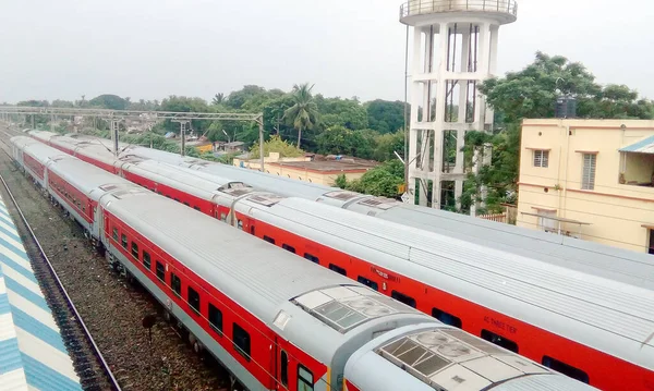 Hindistan Demiryolları 'nın LHB yolcu vagonları korona virüsü hastaları için karantina ve izolasyon koğuşlarına dönüştürüldü. Yüksek melek manzaralı. Mumbai, Merkez Demiryolu, Hindistan, Güney Asya Pac. 15 Mayıs 2020