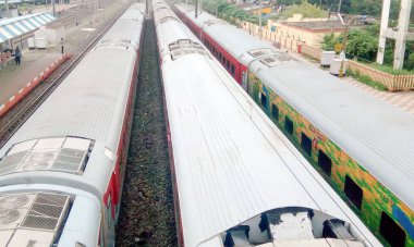 Hindistan Demiryolları 'nın LHB yolcu vagonları korona virüsü hastaları için karantina ve izolasyon koğuşlarına dönüştürüldü. Yüksek melek manzaralı. Mumbai, Merkez Demiryolu, Hindistan, Güney Asya Pac. 15 Mayıs 2020