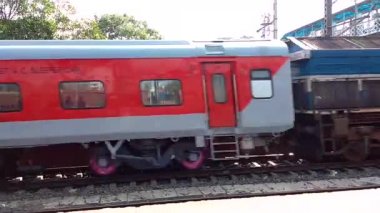 Shatabdi Ekspresi - 12041 (Howrah Junction to New Jalpaiguri) Bir banliyö tren istasyonunda tren raylarından geçen yüksek hızlı Hint treni. Kolkata Batı Bengal Hindistan Güney Asya Pac Kasım 2019