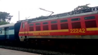 Upasana Ekspresi - 12327 (Howrah Junction to Dehradun). Yüksek hızlı Hint treni Banliyö Tren İstasyonu 'ndaki tren raylarından geçiyor. Kolkata Batı Bengal Hindistan Güney Asya Pac Kasım 2019