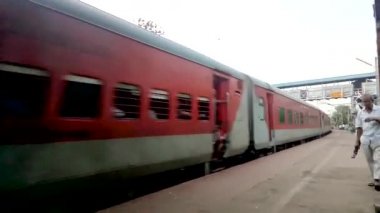 Poorva Ekspresi -12382 (Yeni Delhi 'den Howrah Junction' a). Yüksek hızlı Hint treni Banliyö Tren İstasyonu 'ndaki tren raylarından geçiyor. Kolkata Batı Bengal Hindistan Güney Asya Pac Kasım 2019