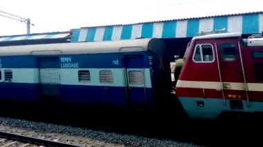 Guwahati Ekspresi -12509 (Guwahati 'ye Bangalore Cy Junction). Yüksek hızlı Hint treni Banliyö Tren İstasyonu 'ndaki tren raylarından geçiyor. Kolkata Batı Bengal Hindistan Güney Asya Pac Kasım 2019