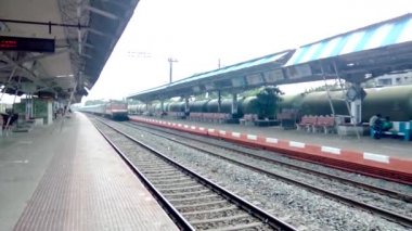 Satabdi Ekspresi -12278 (Puri 'den Howrah Junction' a). Yüksek hızlı Hint treni Banliyö Tren İstasyonu 'ndaki tren raylarından geçiyor. Kolkata Batı Bengal Hindistan Güney Asya Pac Kasım 2019