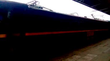 Hwh Rnc Intercity Express -22891 ( Howrah Junction to Ranchi ). Yüksek hızlı Hint treni Banliyö Tren İstasyonu 'ndaki tren raylarından geçiyor. Kolkata Batı Bengal Hindistan Güney Asya Pac Kasım 2019