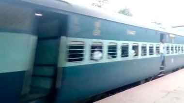 Himgiri Ekspresi -12332 (Jammu Tawi 'den Howrah kavşağına). Yüksek hızlı Hint treni Banliyö Tren İstasyonu 'ndaki tren raylarından geçiyor. Kolkata Batı Bengal Hindistan Güney Asya Pac