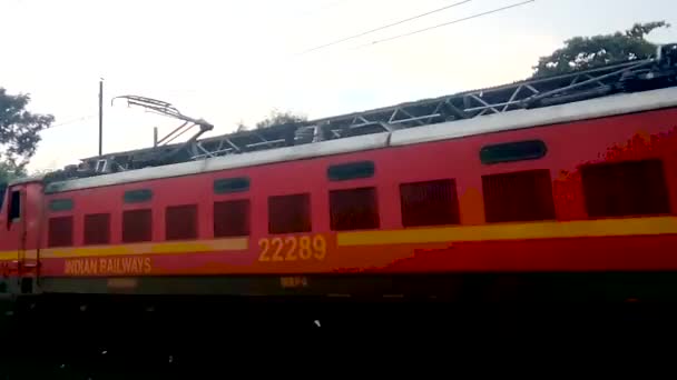 Janshatabdi Express 12023 Howrah Junction Patna Junction サブアーバン鉄道ジャンクション駅の鉄道線路上を走る高速インド列車 コルカタ西ベンガル州インド南アジア太平洋2019年11月 — ストック動画